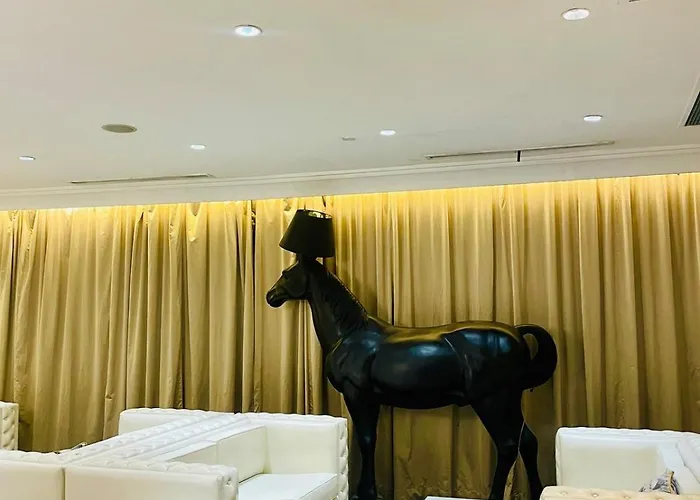 Skyline With Pool, Gym, Sauna Poblacion Makati *